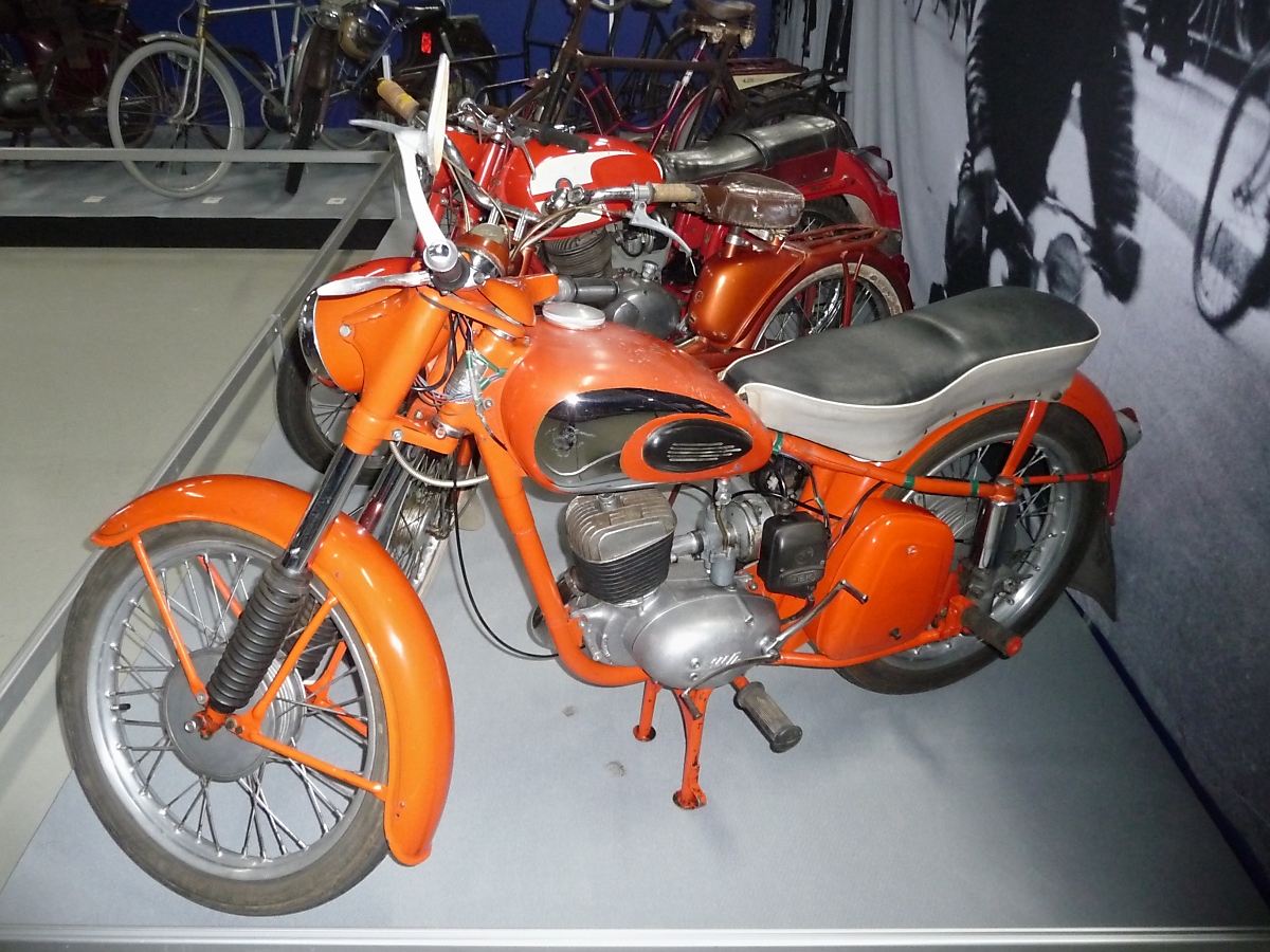 Das Mobilia Automuseo besitzt eine große Sammlung von altertümlichen Mopeds und Fahrrädern.

Dieses Modell von Helkama heißt  Hopeasauma  (Silbernaht) und ist aus dem Jahre 1950.

Mobilia Automuseo, Kangasala, Finnland, 14.4.2013