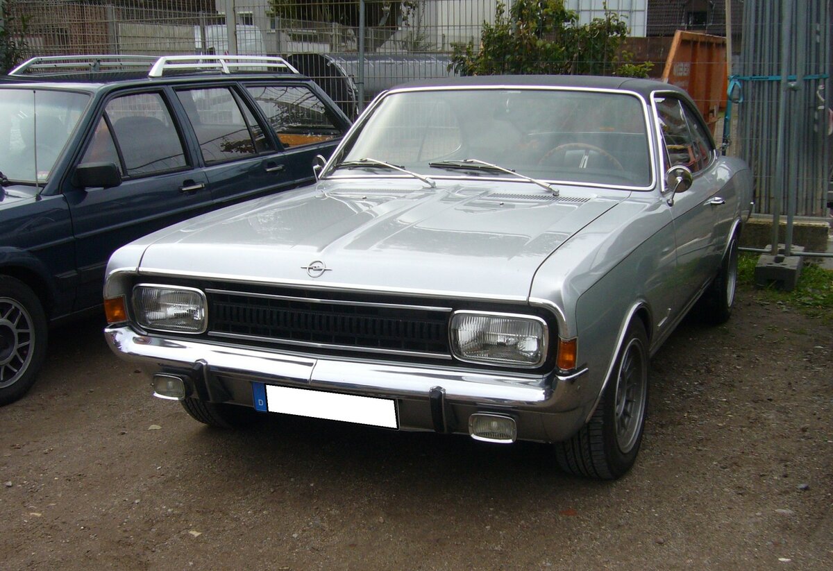 Das Opel Commodore A Coupe wurde von 1967 bis 1971 produziert. Der abgelichtete Wagen stammt aus dem ersten Modelljahr 1967. Der Käufer konnte im Modelljahr 1967 beim Commodore zwischen zwei Scheszylinderreihenmotoren wählen: 2239 cm³ mit einer Leistung von 95 PS oder 2490 cm³ mit einer Leistung von 115 PS. Für ein solches Commodore Coupe musste man im Jahr 1967 mindestens DM 10.350,00 mit zum freundlichen Opel-Händler bringen. Oldtimertreffen beim Theater an der Niebu(h)rg am 22.10.2023 in Oberhausen.