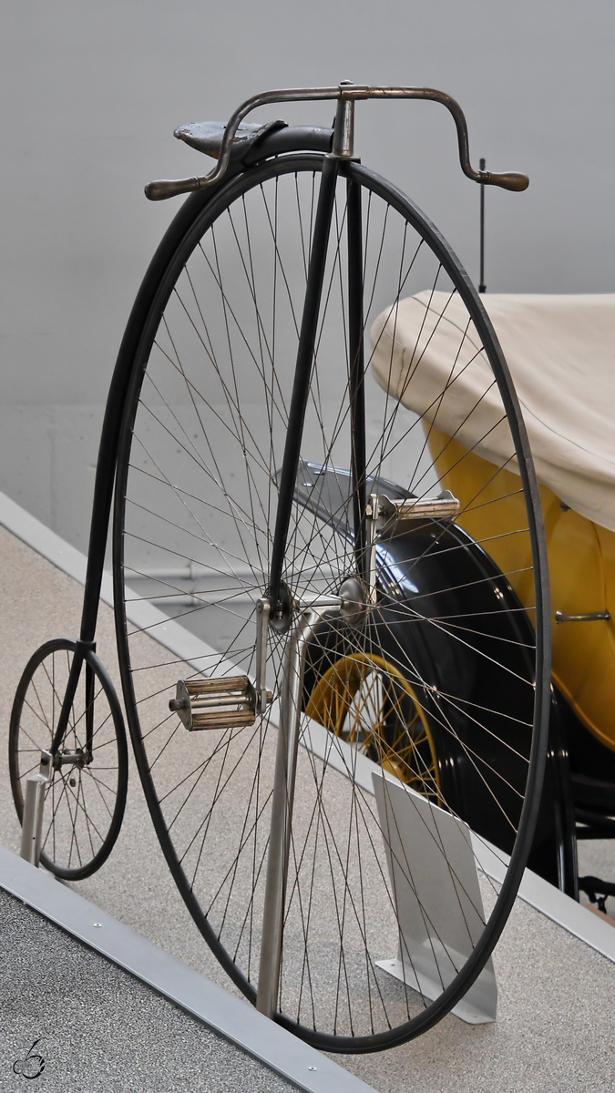 Das Rennhochrad Premier aus dem Jahr 1888. (Verkehrszentrum des Deutschen Museums München, August 2020)