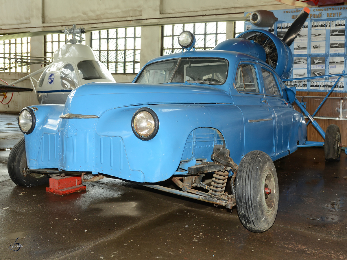 Das russische Schneemobil Sever 2 der Firma Kamov basiert auf der Karosserie des GAZ M20 Pobeda. (Zentrales Luftfahrtmuseum Monino, Mai 2016)