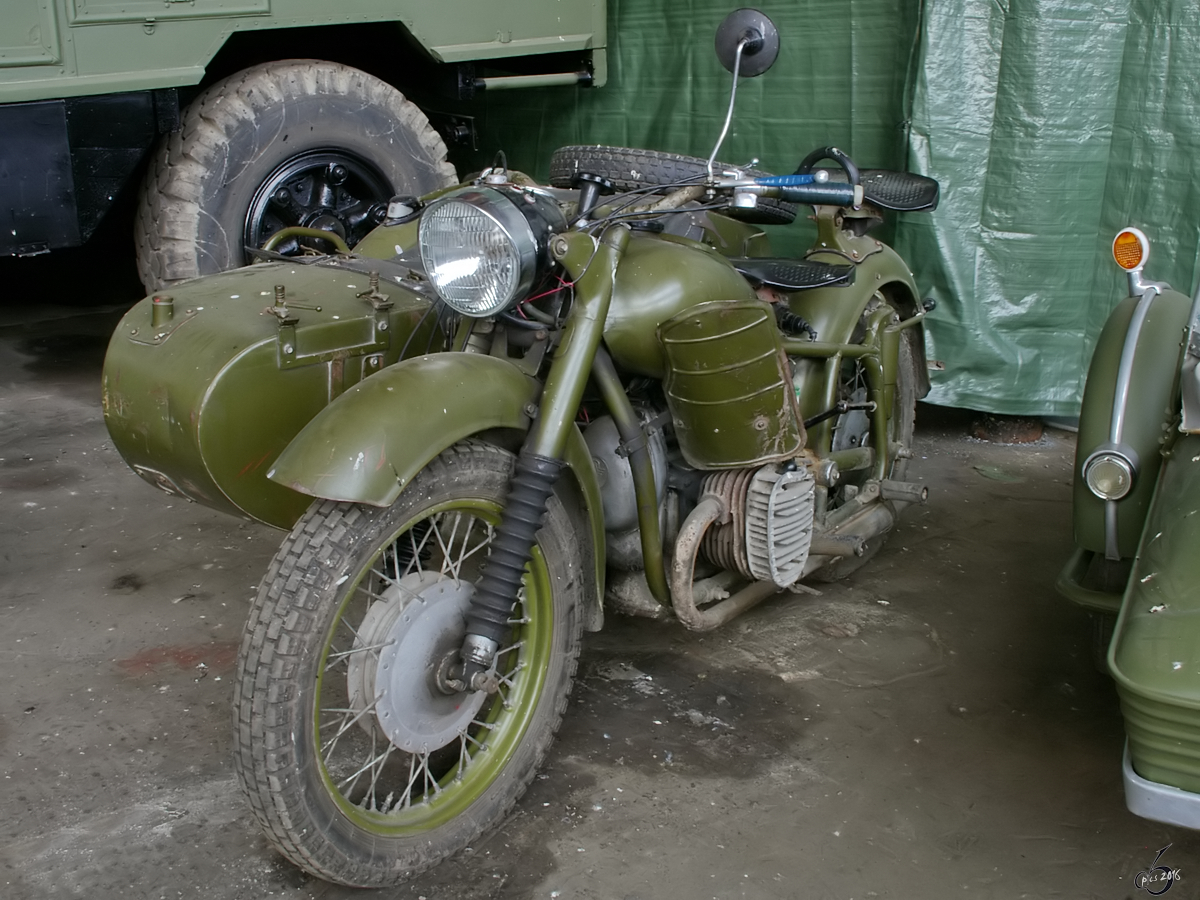 Das sowjetische Krad M72 der Irbiter Motorradwerke entstand auf Basis des deutschen BMW R 71 mit dem Nachbau des deutschen Behördenbeiwagens Steib TR500. (Technik Museum Pütnitz, August 2006)