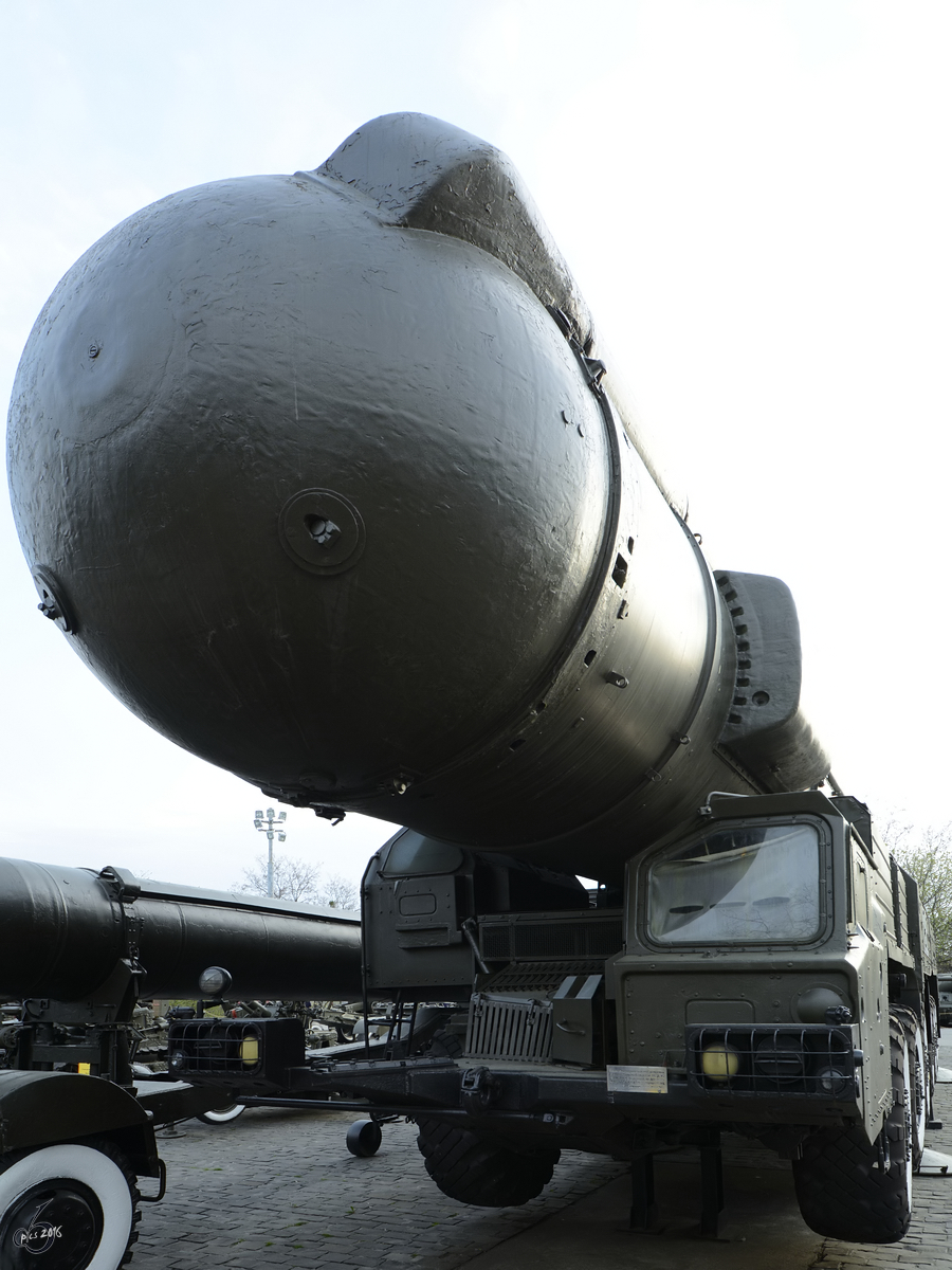 Das sowjetische mobile ballistische Mittelstreckenraketensystem 15Sch53 RSD-10 Pioner (SS-20 Saber) mit einem MAZ-547W-LKW als Plattform. (Kiev, Nationales Museum der Geschichte der Ukraine im 2. Weltkrieg, April 2016)