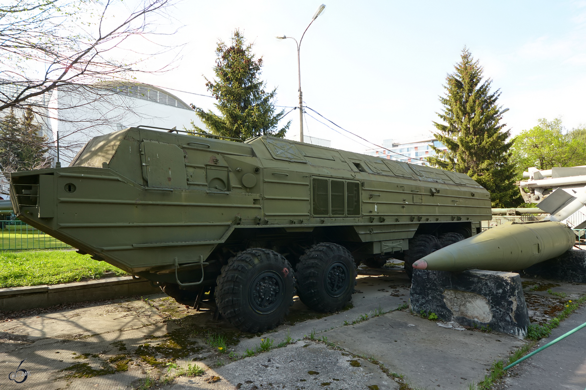 Das taktische ballistische Boden-Boden-Kurzstreckenraketesystem R-400 9M714 Oka (SS-23 Spider) auf dem auf dem geländegängigen BAZ-6944-Osnowa-LKW im Zentralmuseum der russischen Streitkräfte (Moskau, Mai 2016)