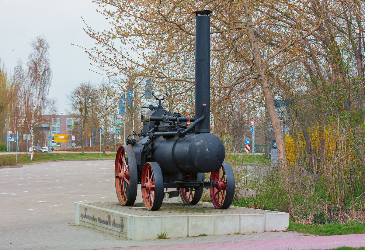 Das in Waren (Müritz) auf einem Sockel stehende Dampflokomobil des Herstellers Fa. Rudolf Wolf hat in einem früheren Leben Dreschmaschinen angetrieben (lt. Infotafel) und macht nun auf das  Agrarhistorisches Museum  in Alt Schwerin aufmerksam. - 02.04.2014