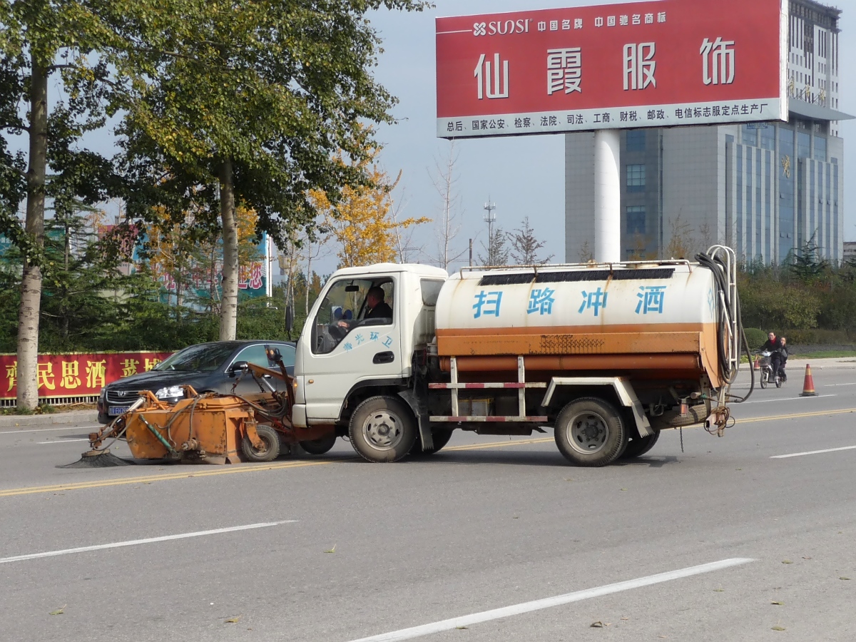 Das Wenden geschieht ohne Rcksicht auf den Querverkehr - aber irgendwie passt es schon.
Straenreinigungsfahrzeug in Shouguang, 6.11.11