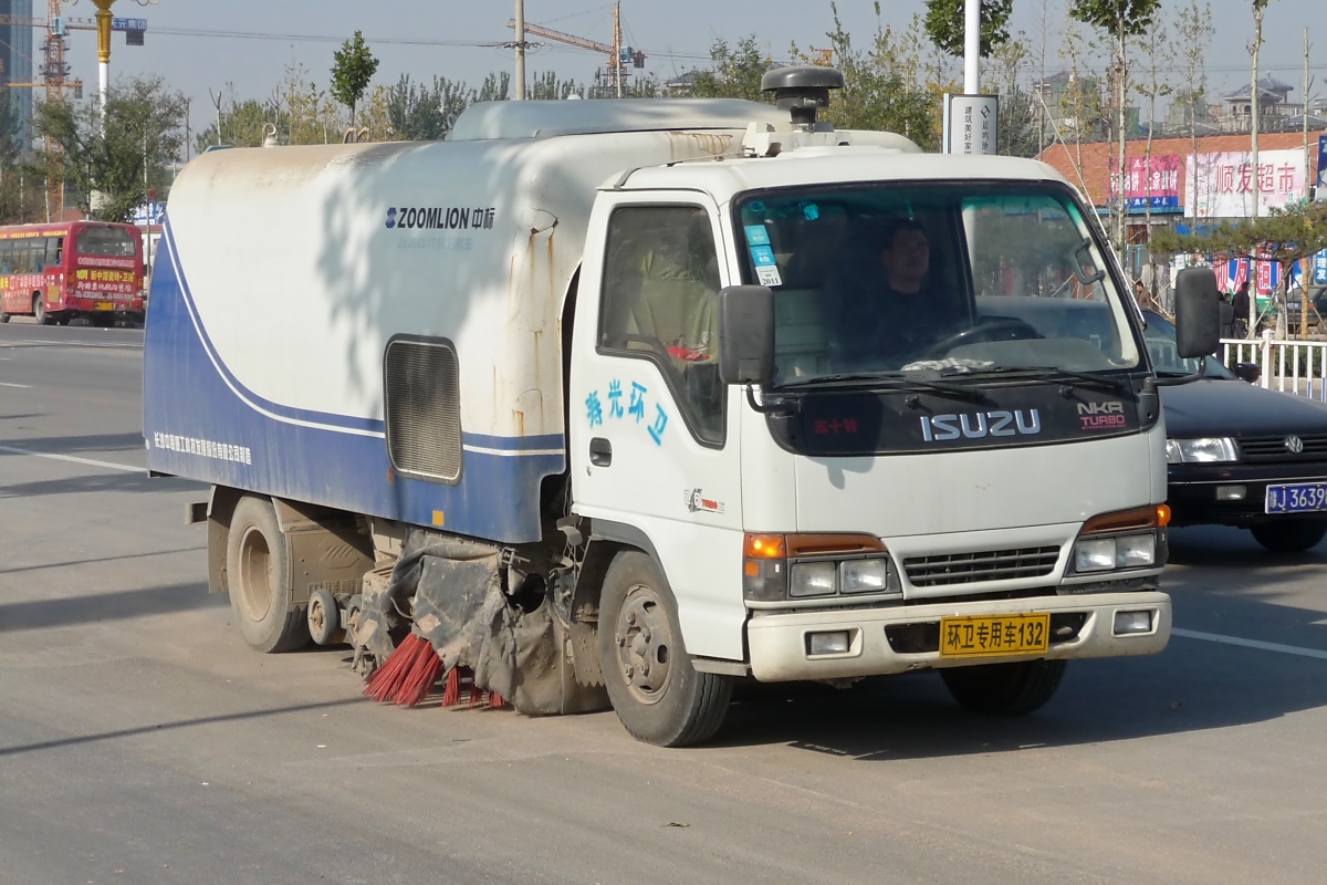 Dass Shouguangs Straßen immer recht sauber sind, ist dem unermüdlichen Einsatz vieler Kehrfahrzeuge wie diesem ISUZU zu verdanken.  
Shouguang, 13.11.11