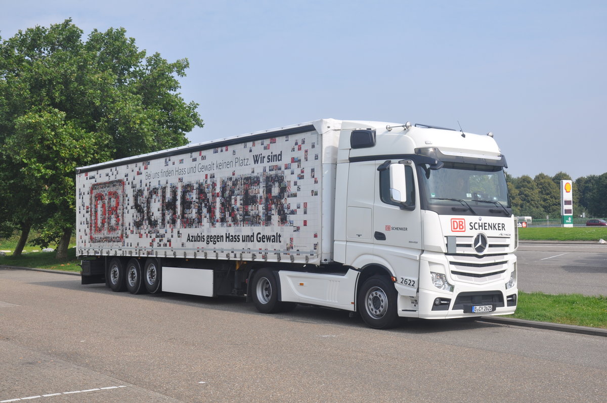DB Schenker 2622 MB Actros  Azubis gegen Hass und Gewalt  19.08.2016 am Tankstelle Shell Tienbaan Heerlen (NL) 