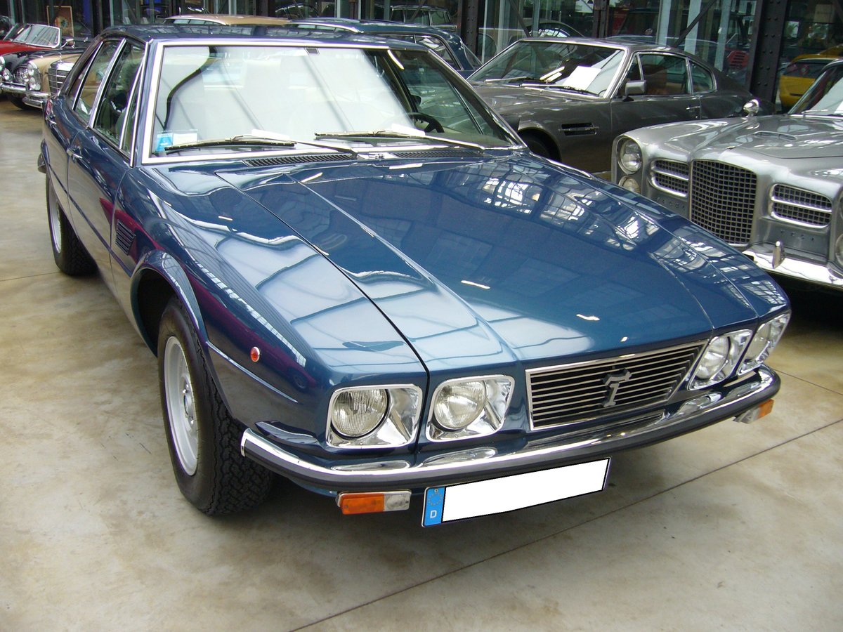 De Tomaso Deauville. 1971 - 1988. Der Deauville ist die einzige viertürige Limousine die bei De Tomaso in Modena hergestellt wurde. Der abgelichte Deauville entstammt der ab 1978 produzierten zweiten Serie. Der V8-Motor stammt aus dem Regal von Ford und hat einen Hubraum von 5763 cm³ und leistet 330 PS. Die Höchstgeschwindigkeit liegt bei 230 km/h. Classic Remise Düseldorf am 09.09.2017.