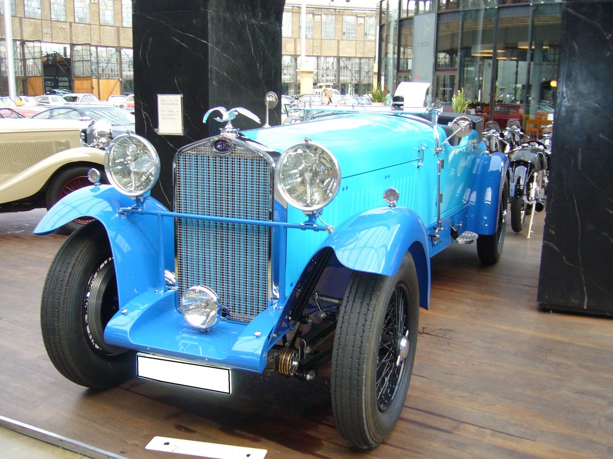 Delage D8. 1929 - 1940. Hier wurde ein Delage D8L Open Tourer aus dem Jahr 1934 abgelichtet. Der im zeitgenössischen Farbton  französisch rennblau  lackierte Wagen wird von einem 
8-Zylinderreihenmotor angetrieben, der aus 4061 cm³ Hubraum 120 PS leistet. Classic Remise Düsseldorf am 22.06.2017.