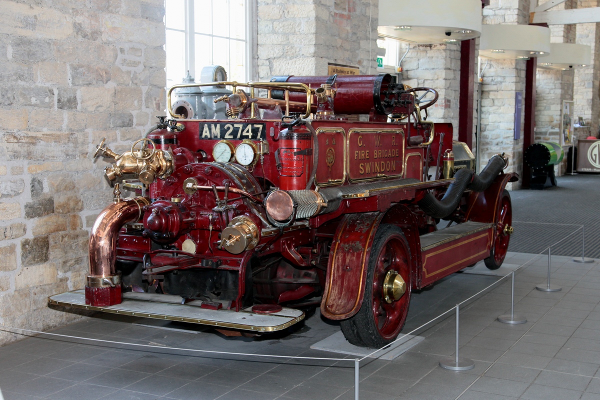 Dennis-Feuerwehr, Bauj. 1912, der eh. Hauptwerkstätte der Great Western Railway in Swindon (Swindon Railway Works), ausgestellt im Foyer des Swindon Steam Railway Museum am 06.09.2015.