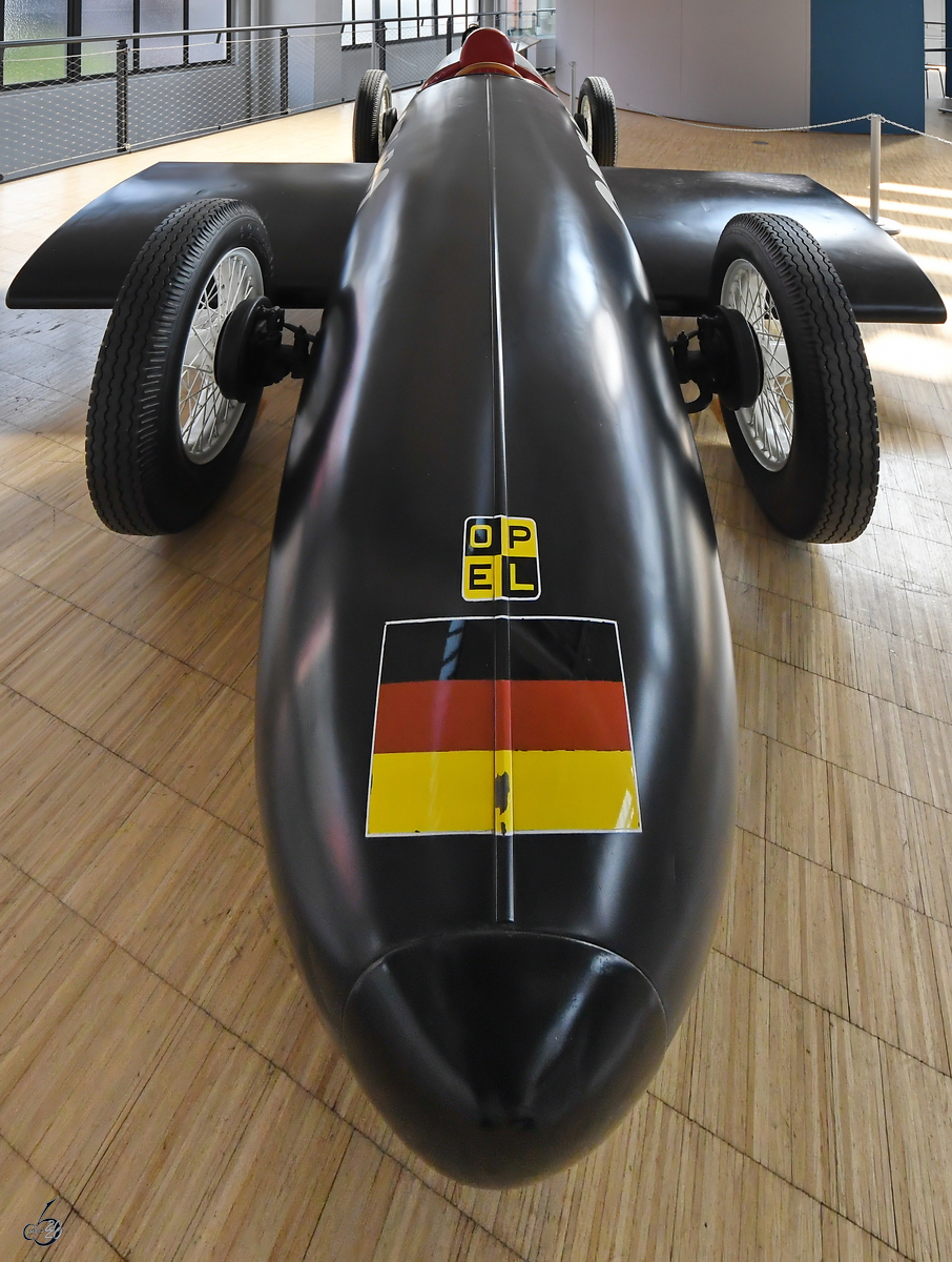 Der 1928 gebaute raketengetriebene Opel RAK2 stellte im Mai 1928 mit 238 km/h einen neuen Geschwindigkeitsweltrekord auf. (Verkehrszentrum des Deutschen Museums München, August 2020)