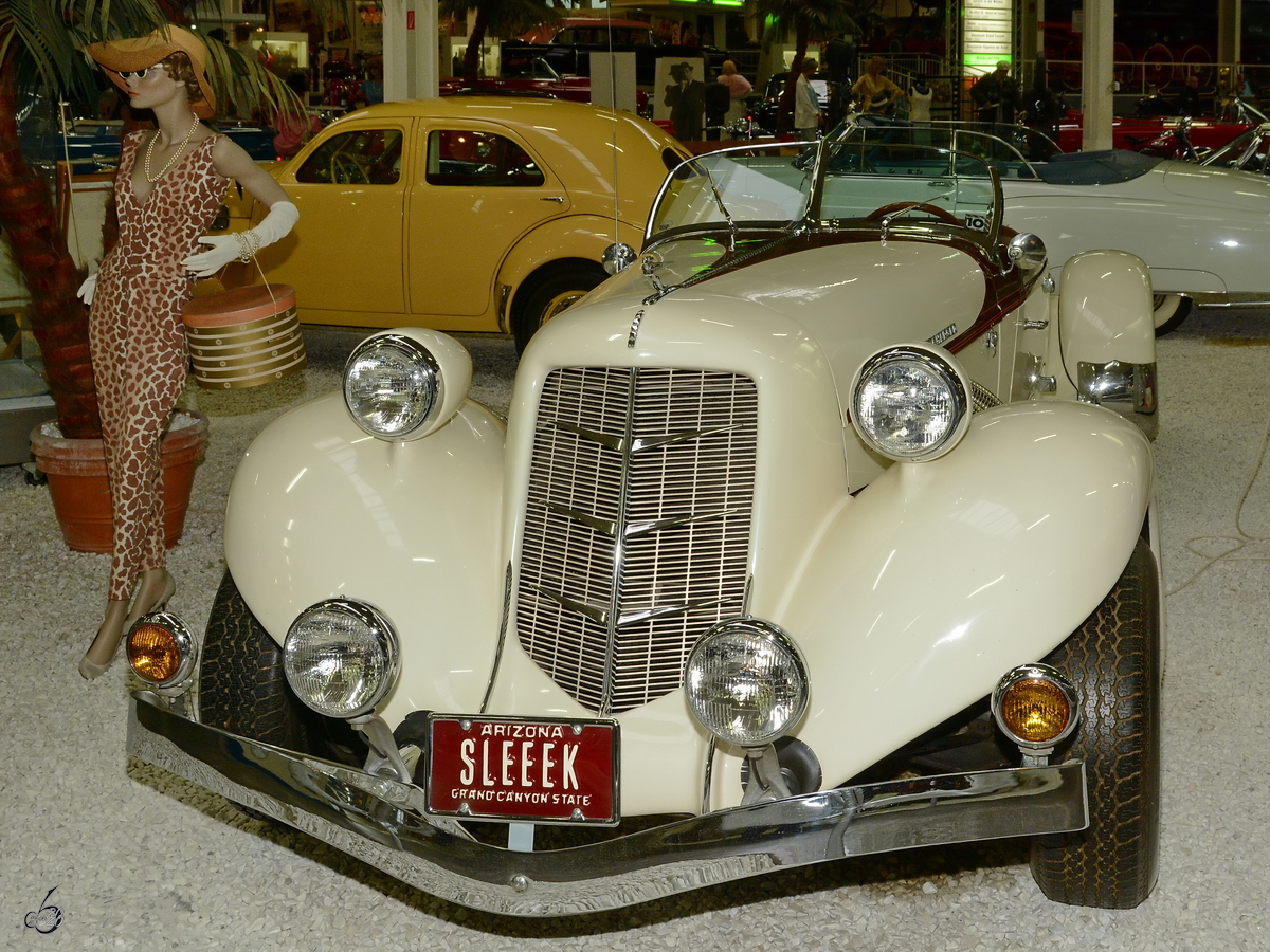 Der 1955 entstandene Nachbau eines Auburn Cabrio, so gesehen im Dezember 2014 im Auto- und Technikmuseum Sinsheim.
