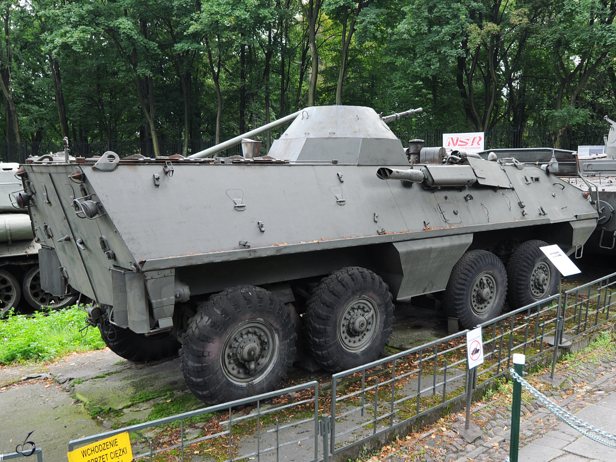 Der amphibische allradgetriebene Truppentransportpanzer SKOT-2AP im Museum der Polnischen Armee (Warschau, August 2011)