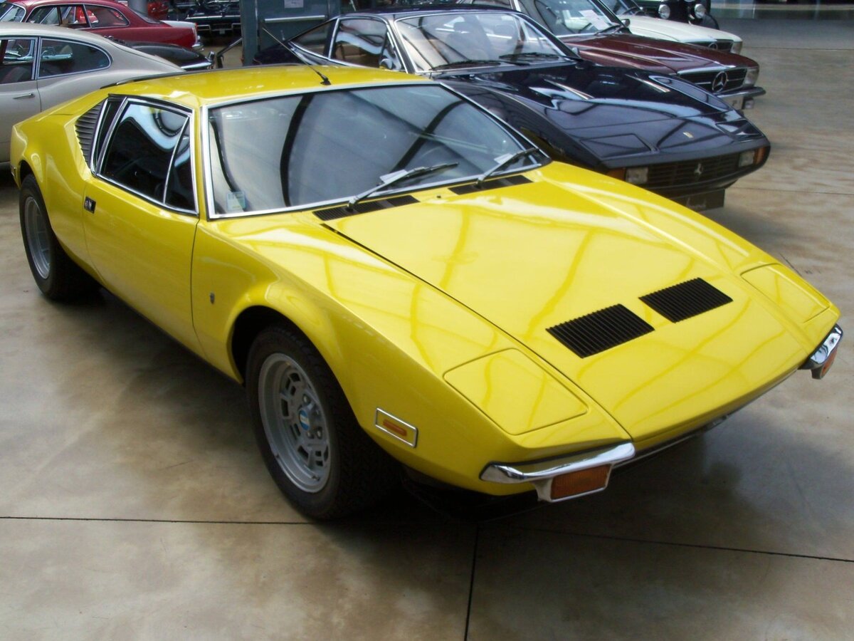 Der Argentinier Alejandro De Tomaso gründete 1959 in der Nähe von Modena die De Tomaso  Automobili SpA. Im Jahr 1971 wurde der Pantera vorgestellt. Die Karosserie wurde vom legendären Tom Tjaarda (*1934 +2017) gezeichnet. Der Motor war als Mittelmotor verbaut und stammte aus dem Regal von Ford/USA. Dieser V8-Motor hat einen Hubraum von 5763 cm³ und leistet 350 PS. Die Höchstgeschwindigkeit wurde damals mit 257 km/h angegeben. Classic Remise Düsseldorf.