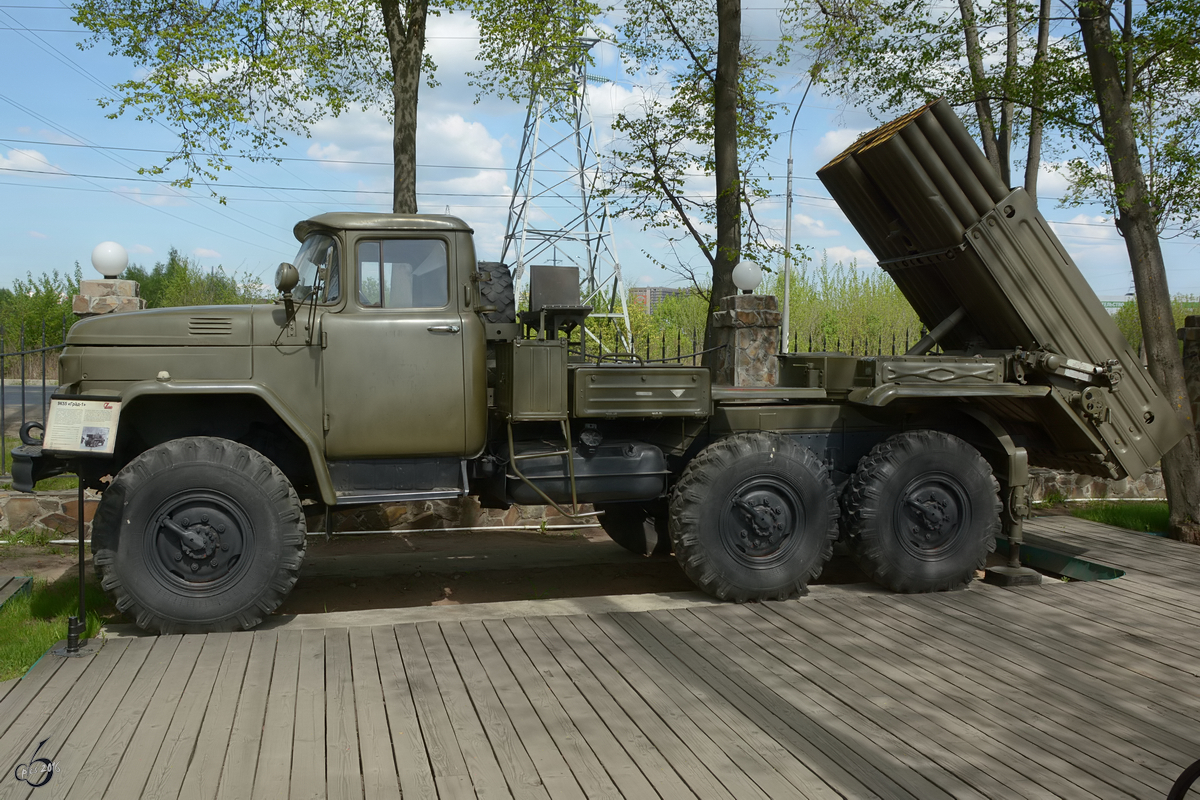 Der auf einem ZIL-131-LKW montierte Raketenwerfer 9K55 BM-21b Grad-1 im Technikmuseum Vadim Zadorozhny (Moskau, Mai 2016)