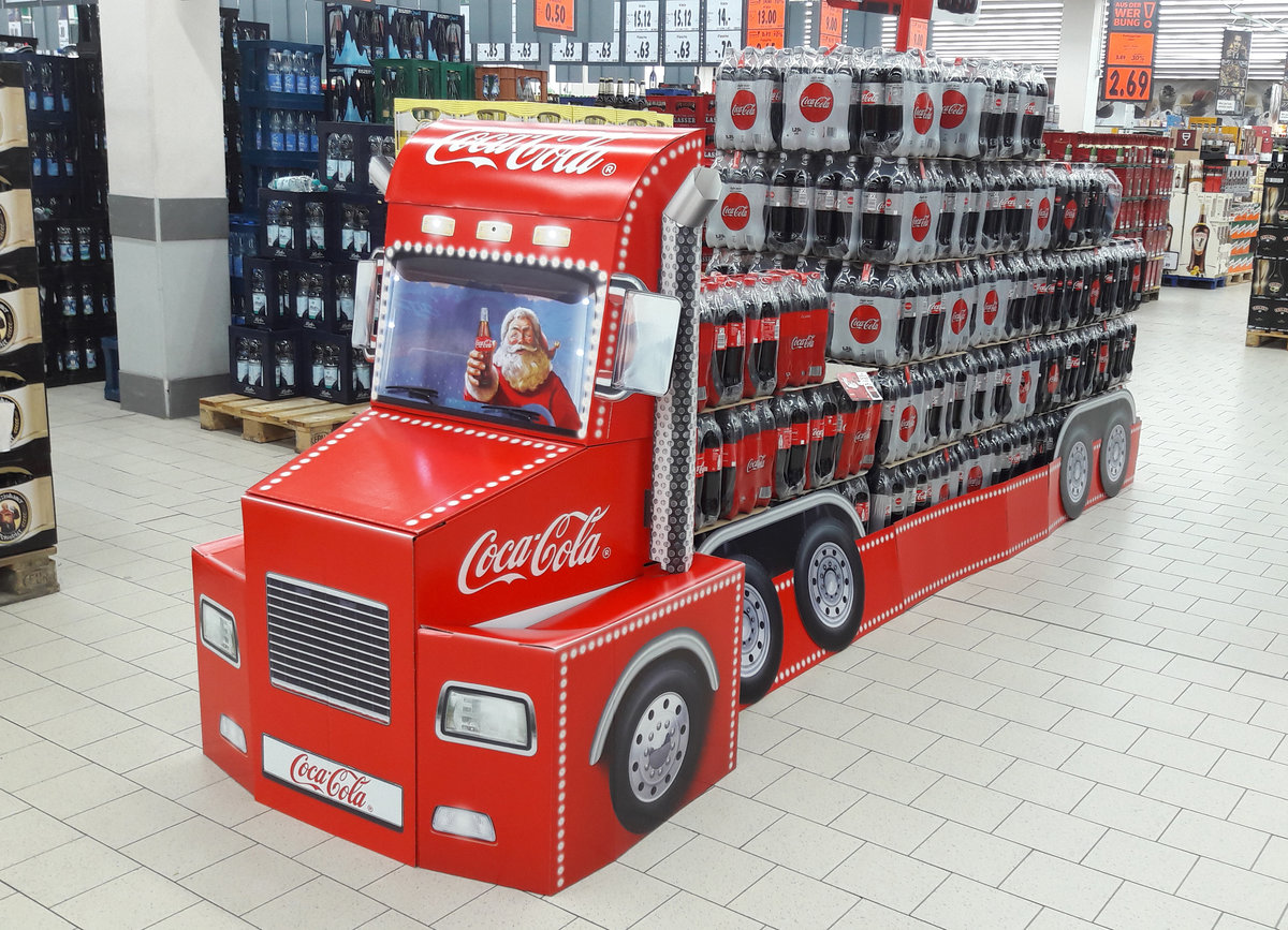 Der Coca-Cola Weihnachtstruck als Original und Modell.
Während der vorweihnächtlichen konnte das Modell am 8. Dezember 2017 in einem Einkaufszentrum in Lörrach abgelichtet werden.
Foto: Walter Ruetsch  