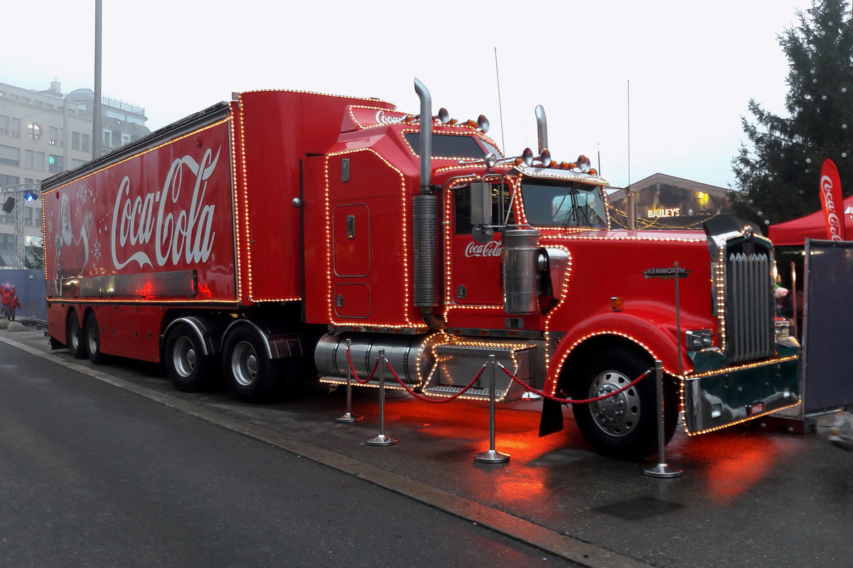 Der Coca-Cola Weihnachtstruck als Original und Modell.
Während der vorweihnächtlichen Zeit war das Original am 5. Dezember 2017 in Solothurn auf Tour.
Foto: Walter Ruetsch  
