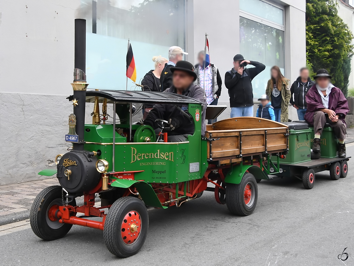 Der Dampflastkraftwagen im Miniformat fährt im Juli 2019 durch Altenbeken.