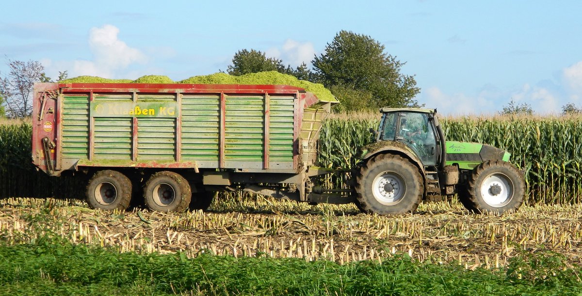 Der Deutz-Fahr Agrotron 235 mit einem Ladewagen bei der Bio-Mais-Ernte am 03.10.2017 im Raum Lützen (Lohnunternehmen Klaaßen KG).