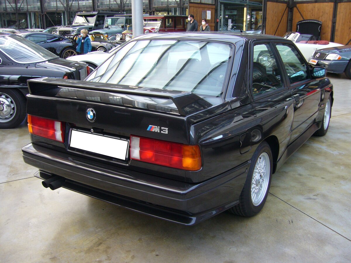 Der diamantschwarze BMW E30 M3 aus dem Jahr 1988 aus einer anderen Perspektive. Classic Remise Düsseldorf am 21.10.2021.