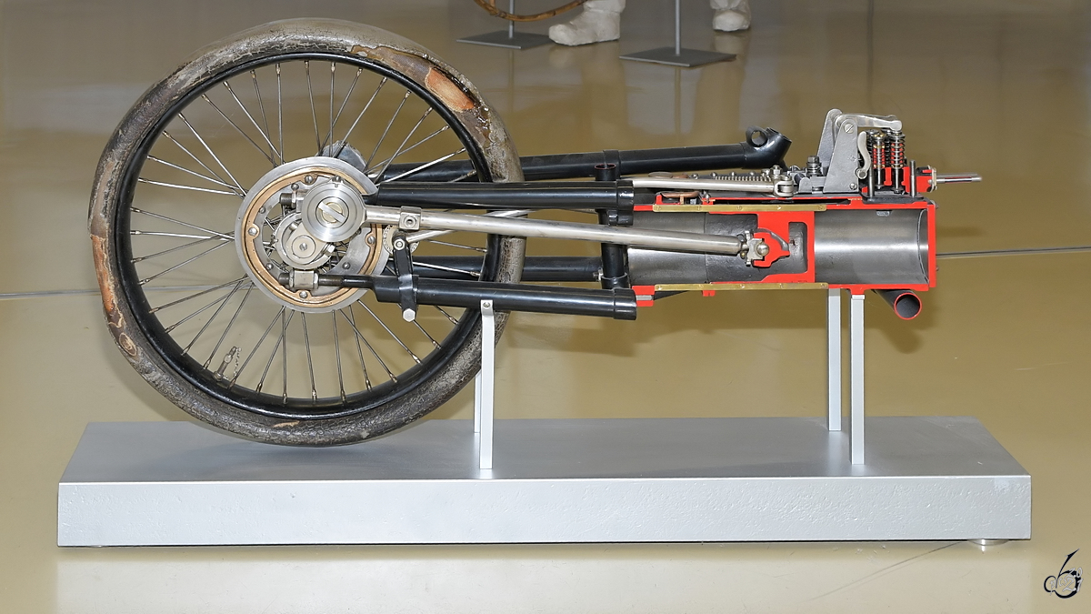 Der in einem Vierfach-Rohrrahmen untergebrachte wassergekühlte Motor des ersten serienmäßig produzierten Motorrad der Welt von Hildebrandt & Wolfmüller. (Flugwerft Schleißheim, Juli 2017)