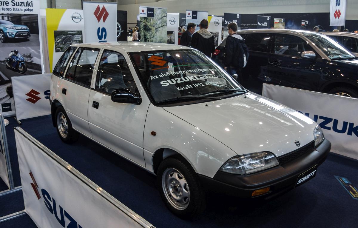Der erste in Europa gefertigte Suzuki Swift. Baudatum: 05.10.1992. Foto: Automobil und Tuning Show März, 2017.