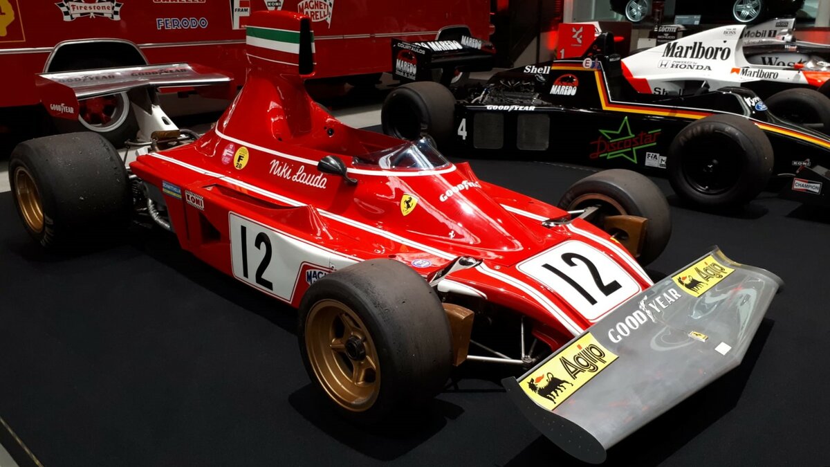 Der Ferrari 312 B3-74 wurde in der Formel 1 Saison des Jahres 1974 vom Österreicher Nikolaus  Niki  Lauda (*1949 +2019) und dem Schweizer Gianclaudio  Clay  Regazzoni (*1939 +2006) gefahren. Der gezeigte Wagen war der erste Formel 1 Ferrari der von Niki Lauda pilotiert wurde. Der V12-Motor hat einen Hubraum von 2991 cm³ und leistet 490 PS. Diese Motorleistung reichte für eine Höchstgeschwindigkeit von 300 km/h. Nationales Automuseum/Loh Collection am 08.11.2023.