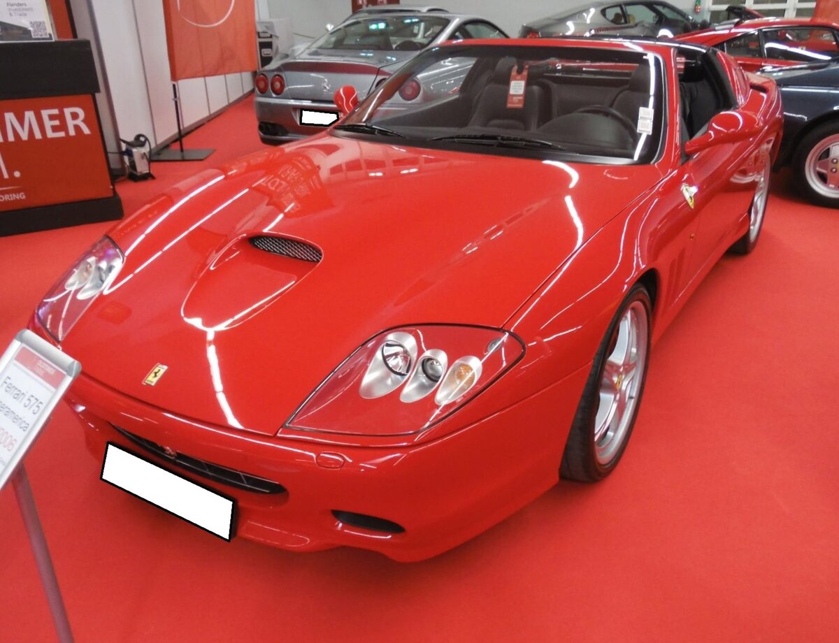Der Ferrari 575 Superamerica war ein streng limitierter Targa-Sportwagen der Marke mit dem Cavallo rampante im Firmenlogo. In den Jahren 2005 und 2006 wurden genau 559 Autos dieses Typs gebaut. Der V12-Motor hat einen Hubraum von 5748 cm� und leistet satte 540 PS. Diese  Fahrmaschine  konnte in 4,2 Sekunden von 0 auf 100 km/h beschleunigen. Erst bei 320 km/h blieb die Tachonadel stehen. Techno Classica Salon in Dortmund am 25.09.2026.