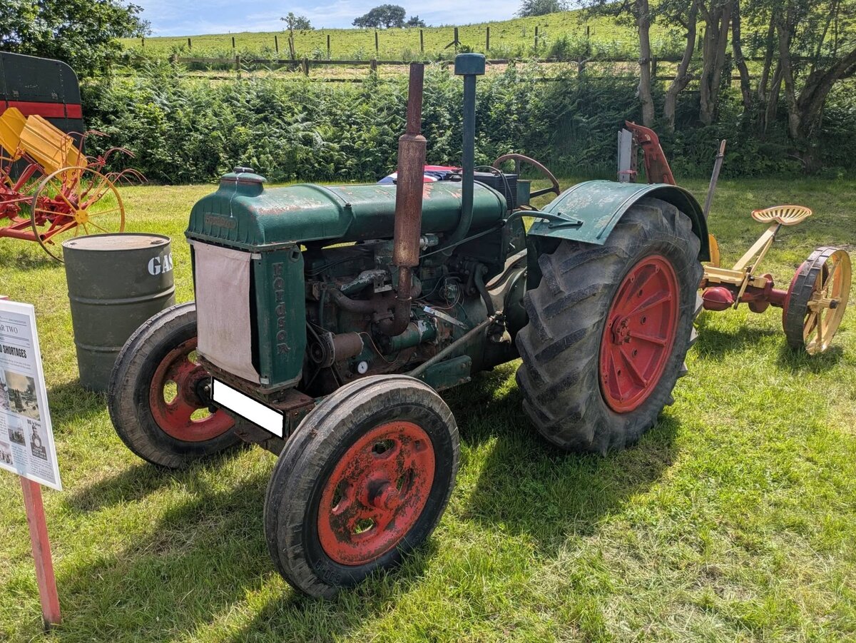 Der Fordson Model N Traktor wurde in den Jahren von 1929 bis 1945 von Fordson, einer Tochterfirma von Ford, produziert. Er war einer der ersten, in gro�en Mengen produzierten Traktoren und spielte eine wichtige Rolle in der Mechanisierung der Landwirtschaft, insbesondere in Gro�britannien und den USA. Bis Ende 1932 wurde das Modell in 31.453 Einheiten im Werk Cork/Irland gebaut. Aus Kapazit�tsgr�nden wurde die Produktion dann ins Stammwerk von Ford/GB in Dagenham verlegt. Dort liefen noch einmal rund 204.500 dieser Traktoren vom Band. Der Fordson N hatte einen Vierzylinderreihenmotor mit einem Hubraum von 4380 cm� und einer Leistung von etwa 20 PS. Das Modell wurde f�r seine robuste Bauweise gesch�tzt. W�hrend WW2 wurde er in gro�er Zahl f�r die landwirtschaftliche Produktion und auch f�r milit�rische Zwecke (zum Beispiel als Zugmaschine f�r Flak-Gesch�tze) eingesetzt. Seine einfache Handhabung, Verf�gbarkeit und niedrigen Kosten machten ihn zu einem der meistverkauften Traktoren seiner Zeit. Abergavenny Steam and Vintage Show am 27.05.2023.