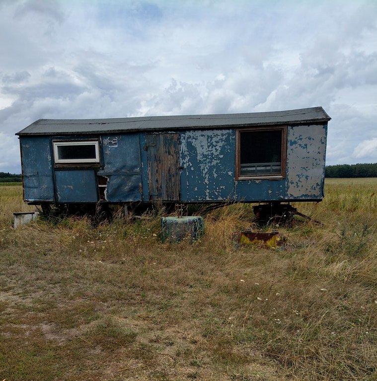 Der Fotograf erinnert sich noch als Kind oder Jugendlicher, beim Kartoffellesen oder R�ben verziehen stand solch ein H�nger oft am Feldrand  und bei Regen wurde darin Pause gemacht.19.08.26  in Rbkow, gegen 10 Uhr.