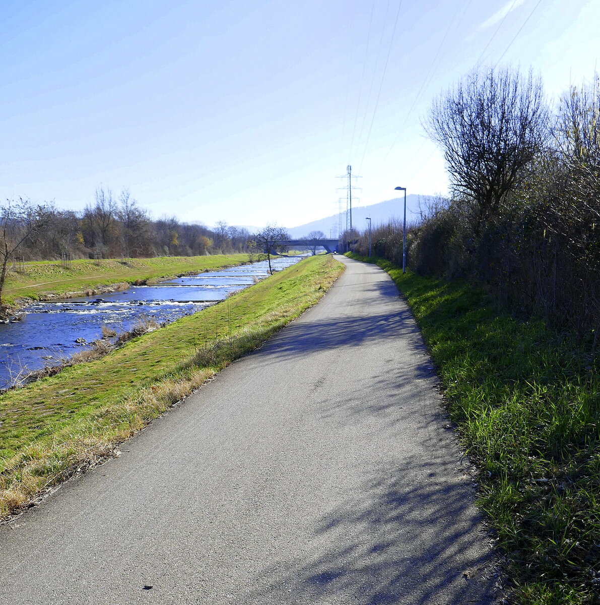 der Freiburger Radschnellweg FR1 führt entlang der Dreisam von West nach Ost kreuzungsfrei durch das gesamte Stadtgebiet, Feb.2023