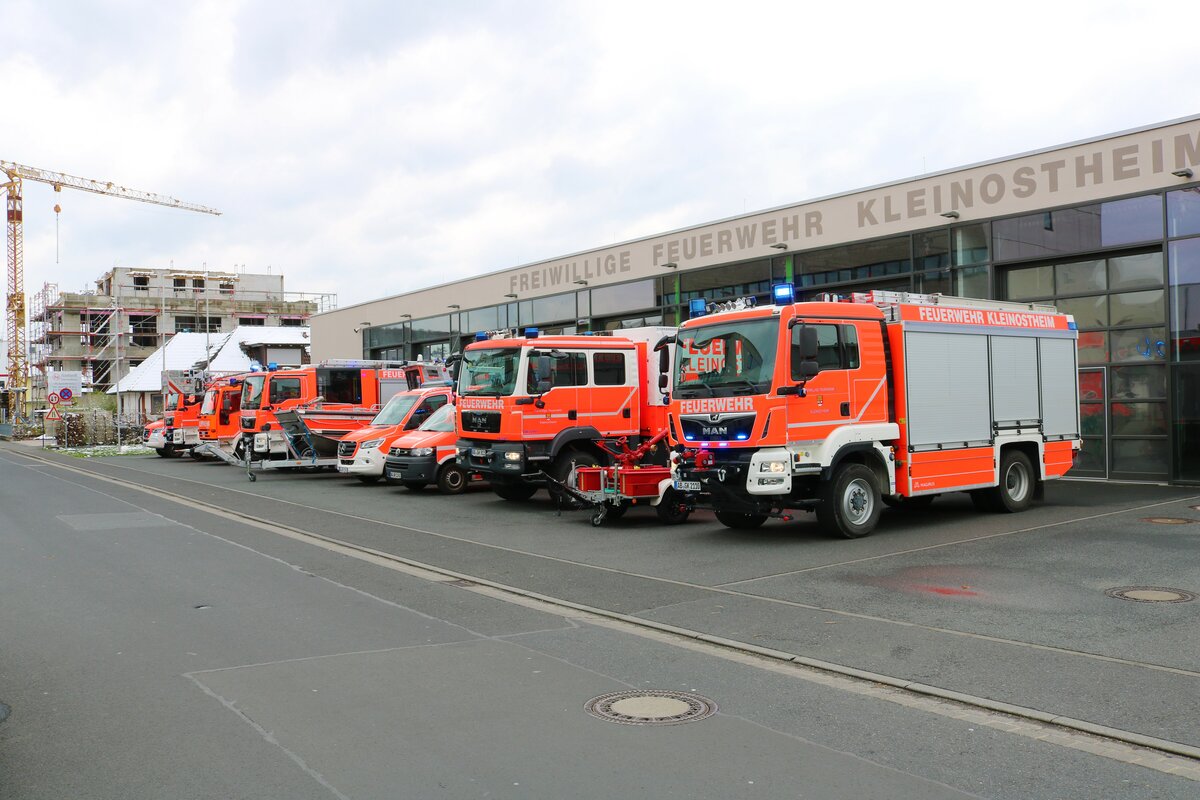 Der gesamte Fuhrpark der Feuerwehr Kleinostheim am 02.04.22 bei einen Fototermin. Mit TLF3000,FwA-SWW, V-LKW,MTW2,MTW1,MZB,HLF1,DLK,HLF2 und ELW