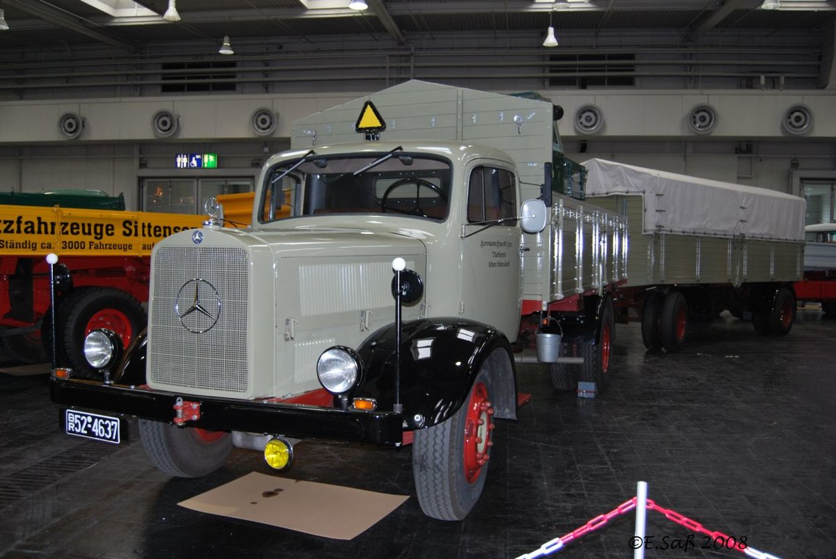 Der Mercedes L 5000 wurde bis 1953 in Gaggenau gebaut; hier als Lastzug in Hannover im Oktober 2008.