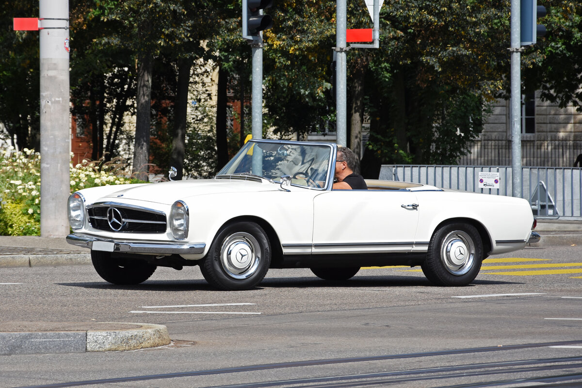 Der Mercedes W 113 230 SL   Spitzname Pagode  wurde in den Jahren 1963 bis 1967 gebaut. Hier fährt der Wagen Richtung Markthalle. Die Aufnahme stammt vom 12.09.2021.