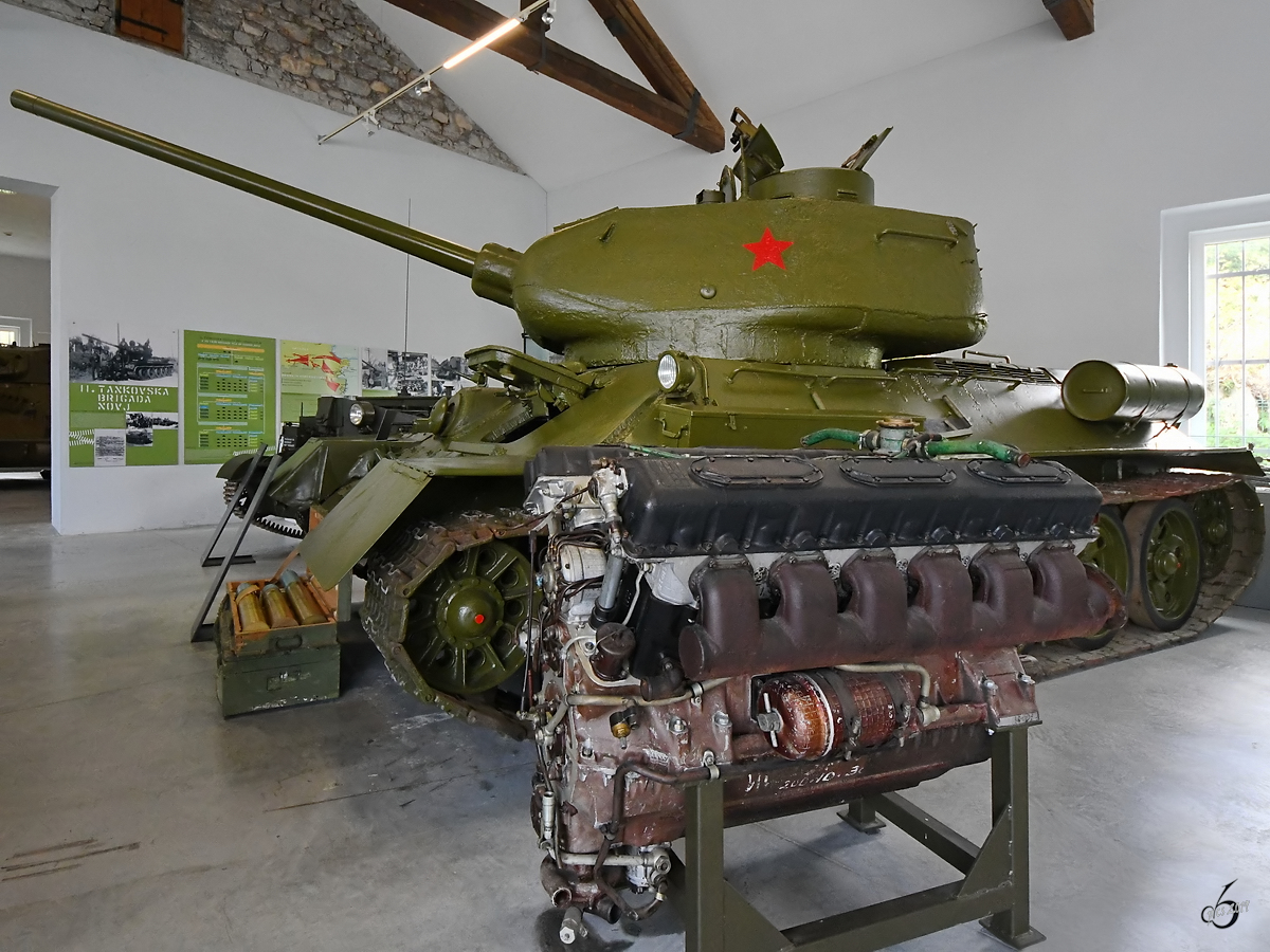 Der mittlere Kampfpanzer T-34/85 und der Motor des M47 Patton (Continental AVDS-1790-5B V-12 Ottomotor mit 820PS) waren Ende August 2019 im Park der Militärgeschichte in Pivka zu sehen. 