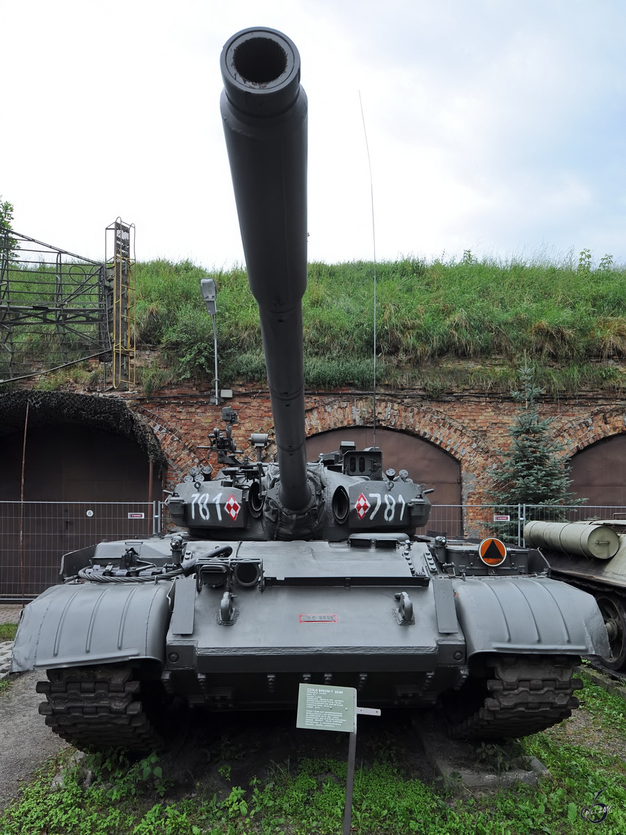 Der mittlere Kampfpanzer T-55AM  Merida  in der Zweigstelle Fort IX  Sadyba  des Armeemuseums Warschau. (August 2011)