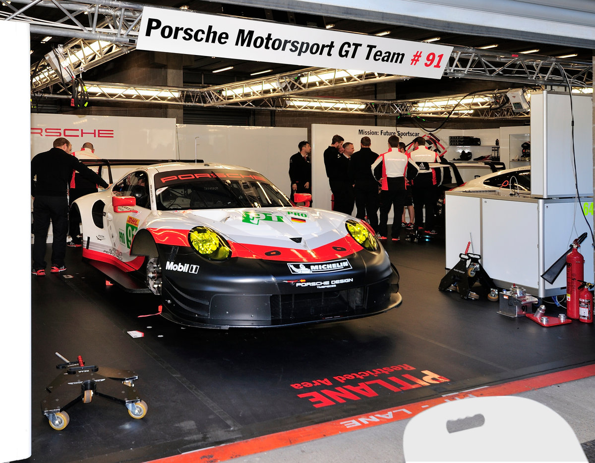 Der Neue Porsche 911 RSR (2017)Vierliter-Boxermotor (Basis 911 GT3)mit Direkteinspritzung. Werks Porsche Team,	Porsche 991 RSR Nr.: 91 Richard Lietz & Frédéric Makowiecki.  Pitwalke beim FIA WEC 6h Langstrecken- WM am 6.Mai 2017 in Spa Francorchamps
