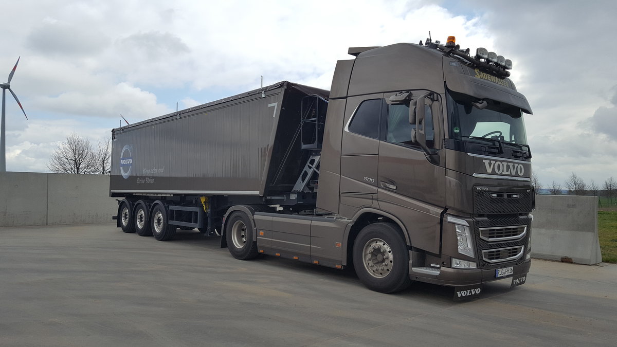 Der neue Volvo FH4 mit 510PS hat jetzt auch einen neuen Kippsattelauflieger vom Hersteller Reisch. Am 28.04.2016 in Friedland fotografiert.   