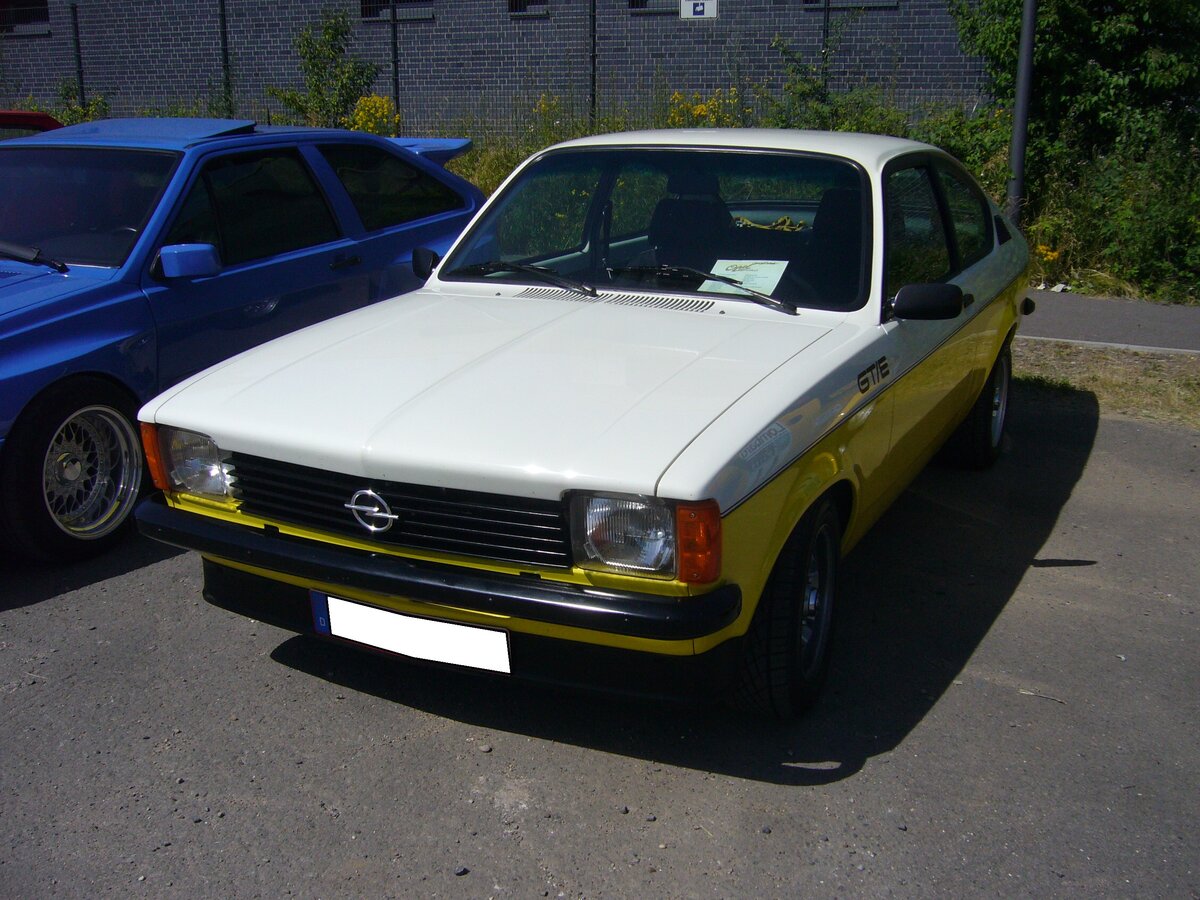 Der Opel Kadett C wurde im August 1973 vorgestellt und bis Juli 1979 produziert. Der Wagen war als zwei- und viertürige Limousine, Coupe und als dreitüriges Kombimodell CarAvan lieferbar. Der GT/E war das sportlichste Modell dieser Baureihe. In der gezeigte Farbkombination war er nur von September 1977 bis Produktionsende lieferbar. Ein solcher GT/E stand bei seiner Markteinführung mit einem Kaufpreis von DM 16.850,00 in der Preisliste. Der Vierzylinderreihenmotor hat einen Hubraum von 1979 cm³ und leitet 115 PS. Die Höchstgeschwindigkeit gab das Werk mit 190 km/h an. Oldtimertreffen an der  Alten Dreherei  in Mülheim an der Ruhr am 19.06.2021 und 20.06.2021.