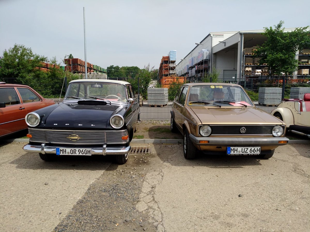 Der Opel Rekord P2 aus dem Jahr 1960 und der VW Golf 1 CL des Veröffentlichers stehen auf dem Oldtimertreffen an der  Alten Dreherei  am 16.06.2018 in Mülheim an der Ruhr nebeneinander.