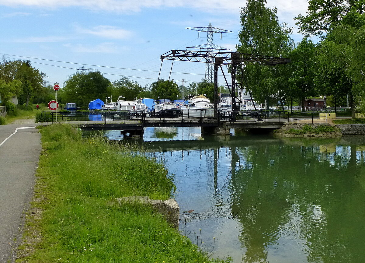 der Radweg entlang des Hüningenkanals im Oberelsaß wechselt auf dieser Zugbrücke auf das andere Kanalufer, Mai 2013