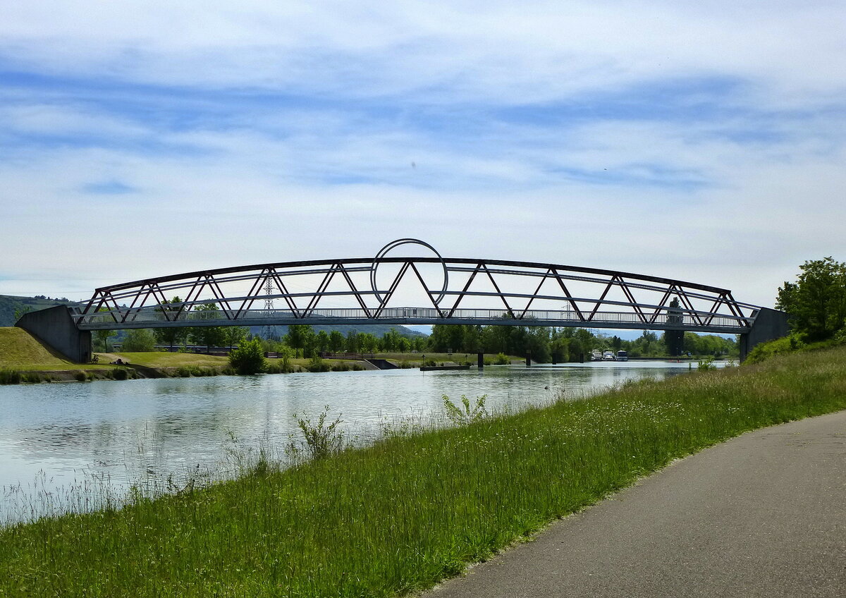 der Radweg entlang des Rhein-Rhone-Kanals überquert auf der Rad-und Fußwegbrücke bei Niffer den Kanal, Mai 2014