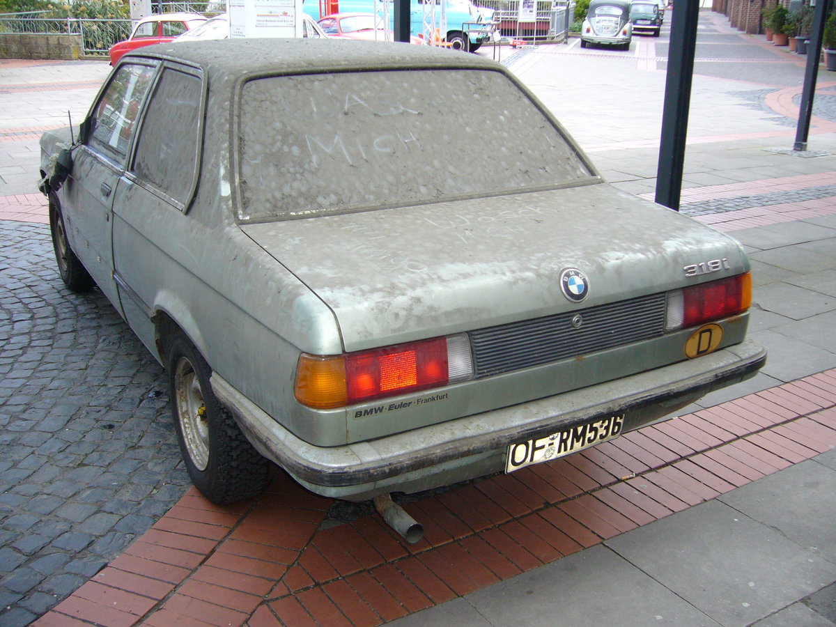 Der restaurierungsbedürftige BMW E21 318 in der Heckansicht. Ibbenbüren brummt, am 23.04.2017.
