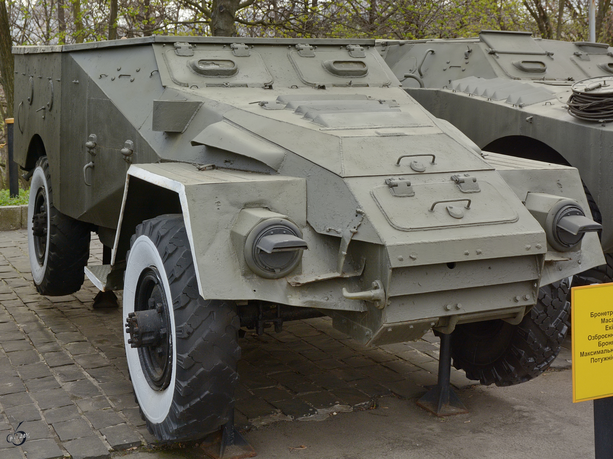 Der Schützenpanzerwagen BTR-40 im Nationalen Museum der Geschichte der Ukraine im 2. Weltkrieg. (Kiev, April 2016)
