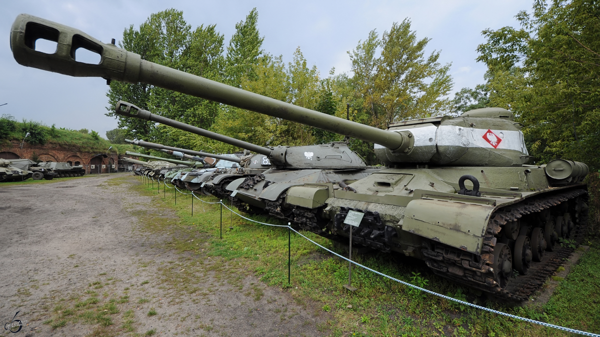 Der schwere Kampfpanzer IS-2M in der Zweigstelle Fort IX  Sadyba  des Armeemuseums Warschau
