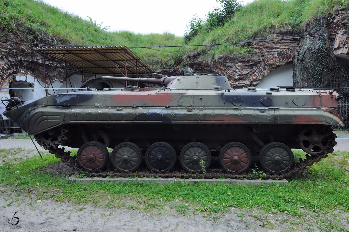 Der schwimmfähige Schützenpanzer BMP-1 in der Zweigstelle Fort IX  Sadyba  des Armeemuseums Warschau. (August 2011)