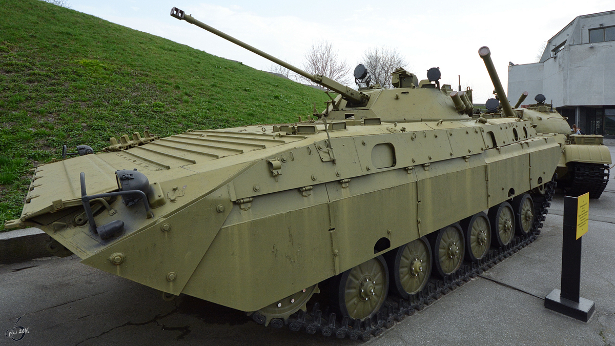 Der schwimmfähige Schützenpanzer BMP-2 im Nationalen Museum der Geschichte der Ukraine im 2. Weltkrieg. (Kiev, April 2016)