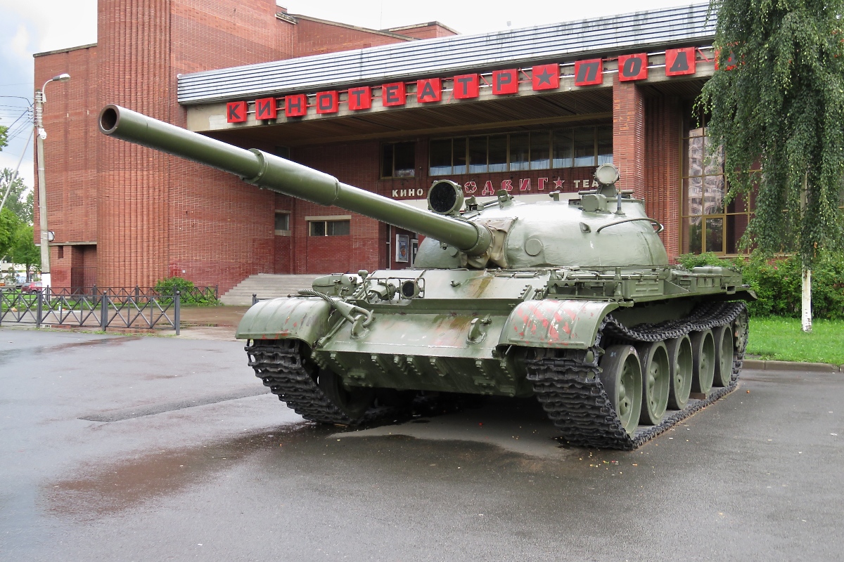 Der T62-Panzer in Kolpino hinter dem Kino nach einem Regenschauer, 26.8.17