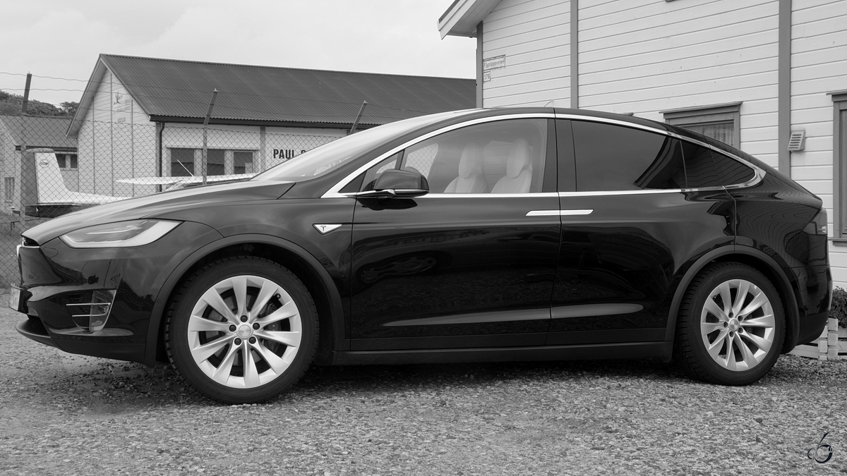 Der Tesla Model X im Juni 2017 am Flughafen Sola in Norwegen.