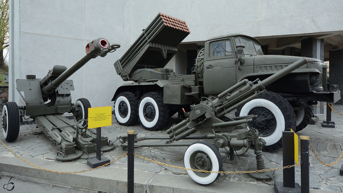 Der Ural-375-LKW hinter den beiden Geschützen ist mit einem Raketenwerfer 9K55 BM-21 Grad bestückt. (Kiev, April 2016)